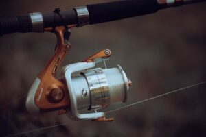 Gros plan sur ratio et mécanisme d un moulinet spinning