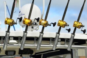 Collection de moulinets casting sur un bateau de pêche